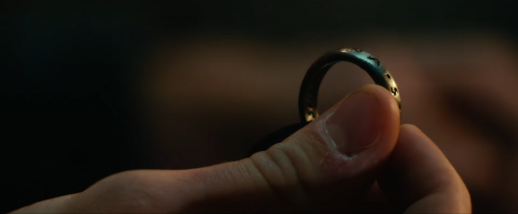 La bague de Francis Drake (« SIC · PARVIS · MAGNA ») dans le film Uncharted (2022)